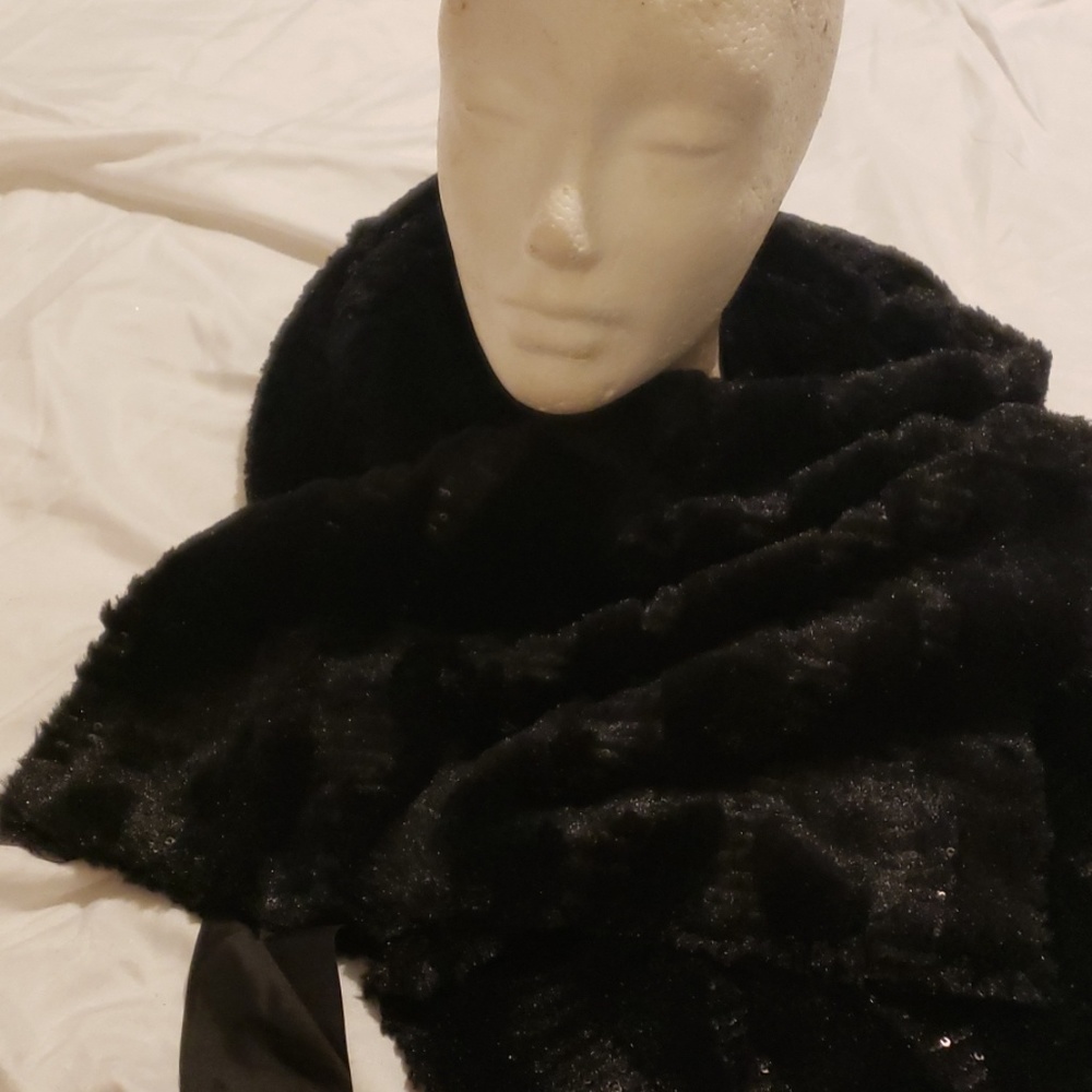 Black poly fur wrap